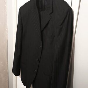 Robert Villini Men 2 Piece Black Suit       46R